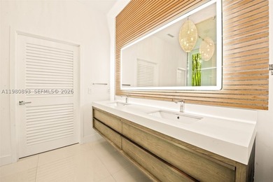 Renovated Mid-Century residence in the heart of Mid Beach - photo 14