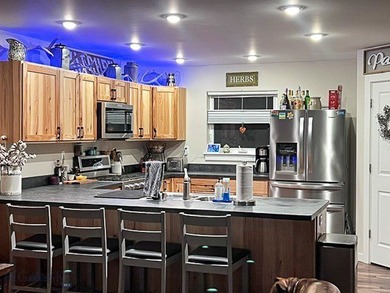Custom ranch-style living with room to breathe and views that - photo 2