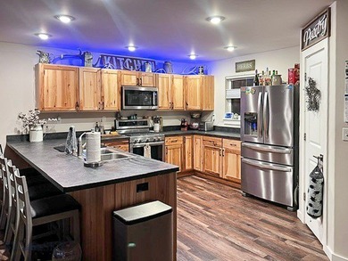 Custom ranch-style living with room to breathe and views that - photo 3