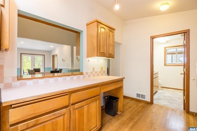 Welcome to this beautifully maintained custom home, lovingly - photo 11