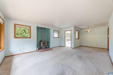 Welcome to this beautifully maintained custom home, lovingly - photo 14