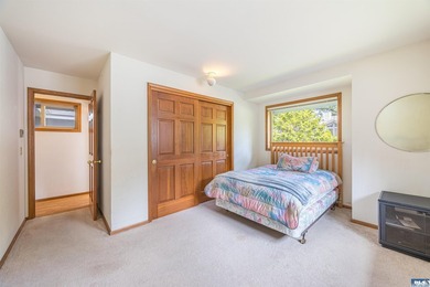 Welcome to this beautifully maintained custom home, lovingly - photo 20