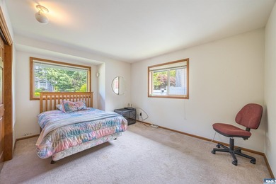 Welcome to this beautifully maintained custom home, lovingly - photo 22