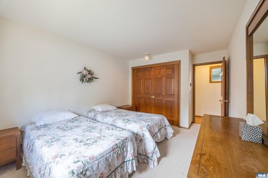 Welcome to this beautifully maintained custom home, lovingly - photo 24