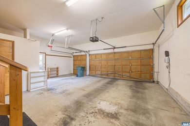 Welcome to this beautifully maintained custom home, lovingly - photo 27