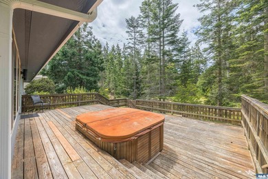 Welcome to this beautifully maintained custom home, lovingly - photo 33
