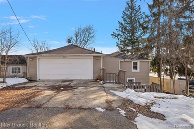 Grass Lake - Oakland County Home For Sale in White Lake Michigan