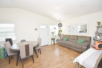HARD TO FIND NEWER FULLY UPGRADED 3 UNITS EACH WITH 3 BEDROOMS - photo 4