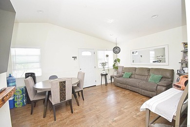 HARD TO FIND NEWER FULLY UPGRADED 3 UNITS EACH WITH 3 BEDROOMS - photo 7