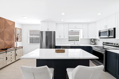 Stunning fully remodeled 2BR/2BA Corner Villa in Kings Point! - photo 2