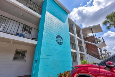 END UNIT! MOVE IN READY! Enjoy maintenance free Florida living - photo 3