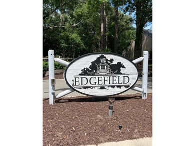 GREAT INVESTMENT PROPERTY, WITH RENTER IN PLACE WHO WILL STAY OR - photo 2