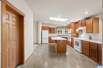 Exceptional Opportunity with Mountain Views, Shop Space & - photo 20