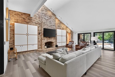 Renovated 4-bedroom, 5-bathroom pool home with 2,998 square feet - photo 3