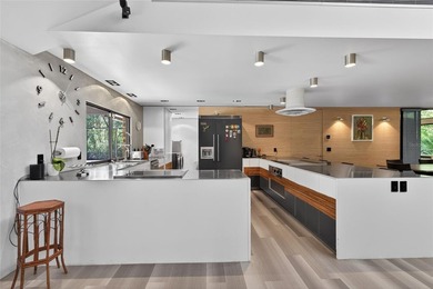 Renovated 4-bedroom, 5-bathroom pool home with 2,998 square feet - photo 4