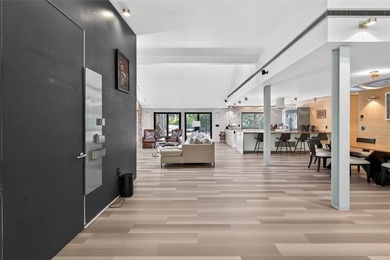 Renovated 4-bedroom, 5-bathroom pool home with 2,998 square feet - photo 6