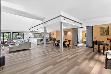 Renovated 4-bedroom, 5-bathroom pool home with 2,998 square feet - photo 8