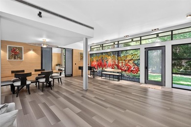 Renovated 4-bedroom, 5-bathroom pool home with 2,998 square feet - photo 9