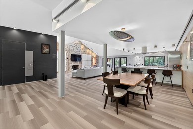Renovated 4-bedroom, 5-bathroom pool home with 2,998 square feet - photo 10