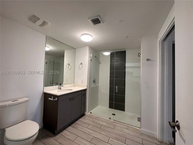 MOTIVATED SELLER! Beautiful 2 Bed/ 2 Bath unit with water and - photo 11