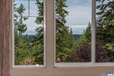This beautifully appointed home offers water views, thoughtful - photo 38