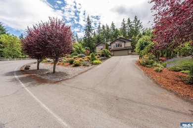This beautifully appointed home offers water views, thoughtful - photo 47