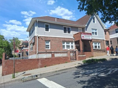 Welcome to this spacious detached single-family home situated on - photo 2