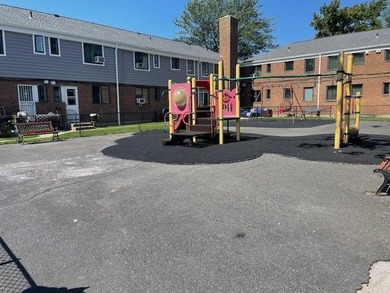 PRIME LOCATION - 2BR, GROUND LEVEL, SPACIOUS OUTSIDE SPACE - photo 6