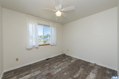 Welcome home to a beautifully remodeled Sequim retreat on .4 - photo 18