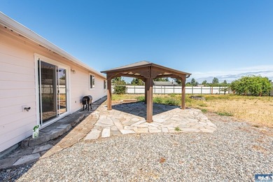 Welcome home to a beautifully remodeled Sequim retreat on .4 - photo 24