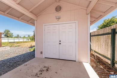 Welcome home to a beautifully remodeled Sequim retreat on .4 - photo 26