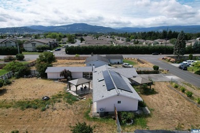 Welcome home to a beautifully remodeled Sequim retreat on .4 - photo 33