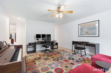Fully renovated end-unit Turnbury offering 3-4 bedrooms and 3.5 - photo 13