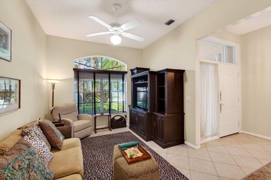 This well-maintained 2BR+Den villa offers a seamless floor plan - photo 5