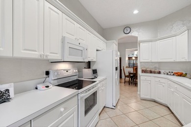 This well-maintained 2BR+Den villa offers a seamless floor plan - photo 10
