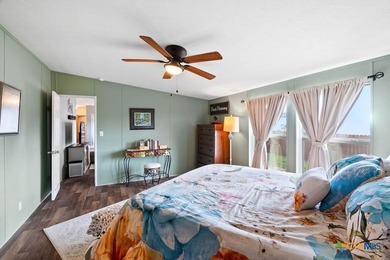 Canal-front turnkey coastal retreat with private fishing dock - photo 8