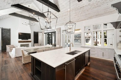 Pristine architectural design resembling the courtyard homes of - photo 11