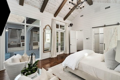 Pristine architectural design resembling the courtyard homes of - photo 16