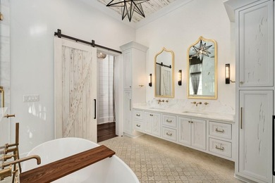 Pristine architectural design resembling the courtyard homes of - photo 18
