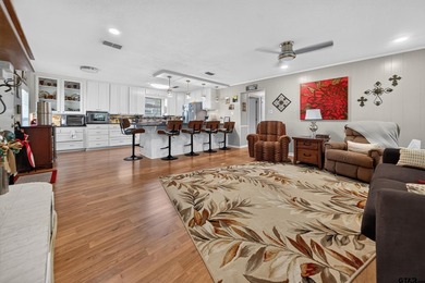 Lake Palestine Waterfront Retreat! Escape to the lake and enjoy - photo 9
