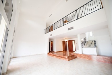Luxury Golf Villa with Canal and City Skyline Views

Residential - photo 3