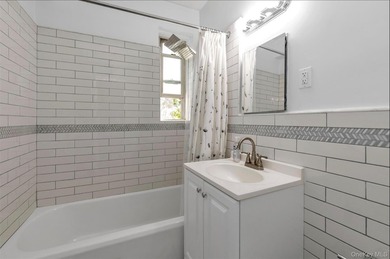 Welcome to this beautifully renovated, sun-filled corner - photo 21