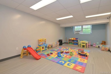 Welcome to this beautifully renovated, sun-filled corner - photo 32