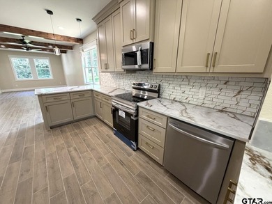 BRAND NEW BUILDER CUSTOM LOCATED ON PEACEFUL PRIVATE STREET WITH - photo 7