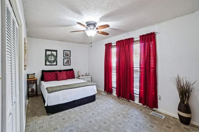 Welcome to your dream home! This quaint and cute property offers - photo 13