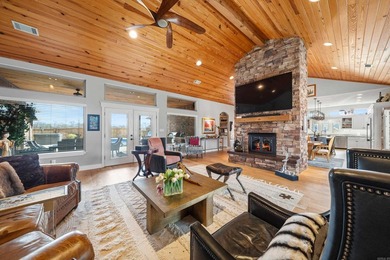 An Exceptional West Winds Estate with Private Poolside Retreat & - photo 8