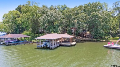 Beautifully positioned on a private stretch of Lake Jacksonville - photo 1