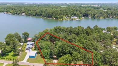 Beautifully positioned on a private stretch of Lake Jacksonville - photo 2