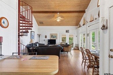 Beautifully positioned on a private stretch of Lake Jacksonville - photo 4