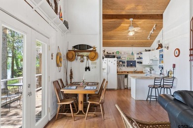 Beautifully positioned on a private stretch of Lake Jacksonville - photo 9